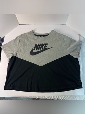 Nike Shirt Womens Size 2XL Black Colorblock Crop Top Swoosh Boxy Short Sleeve